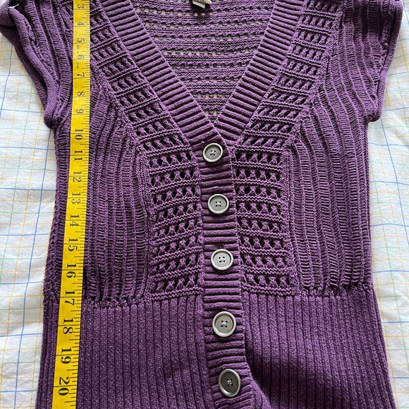 Mudd Knit/Crotchet Short 1/4” Sleeve V-neck Top - Picture 4 of 9